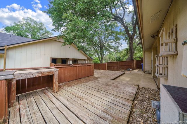 6203 FOX CREEK ST, San Antonio, TX 78247