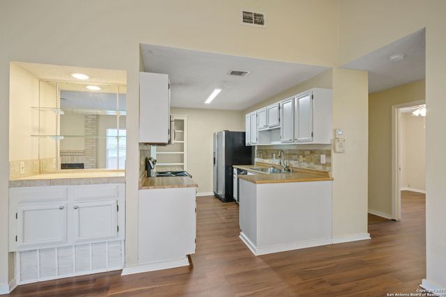 6203 FOX CREEK ST, San Antonio, TX 78247