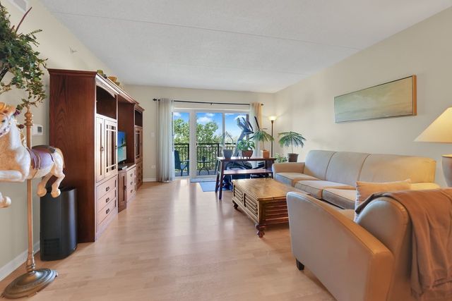 635 Perrie Drive 404, Elk Grove Village, IL 60007