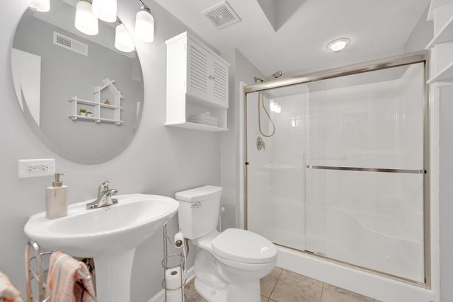 635 Perrie Drive 404, Elk Grove Village, IL 60007