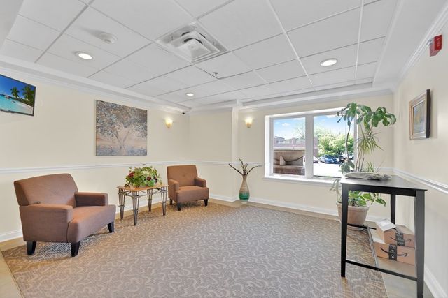635 Perrie Drive 404, Elk Grove Village, IL 60007