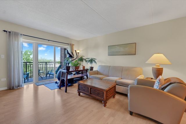635 Perrie Drive 404, Elk Grove Village, IL 60007