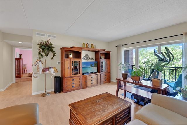635 Perrie Drive 404, Elk Grove Village, IL 60007