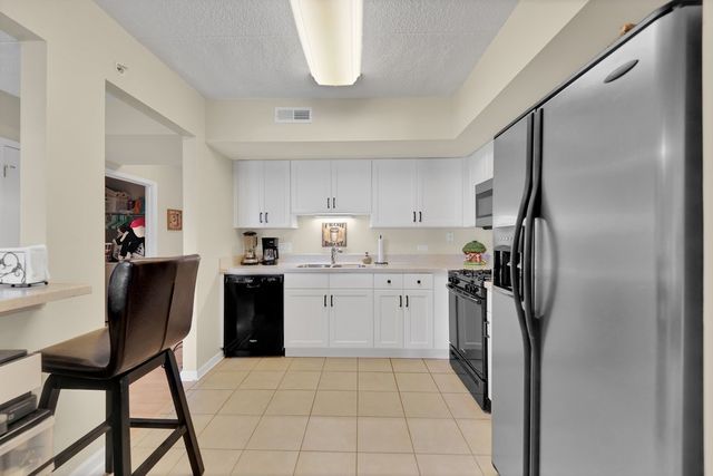 635 Perrie Drive 404, Elk Grove Village, IL 60007