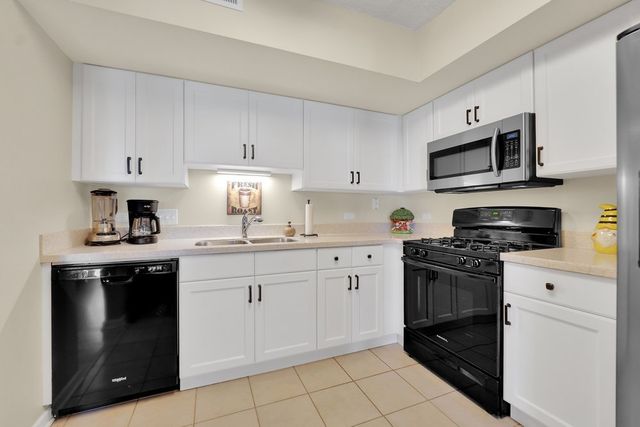 635 Perrie Drive 404, Elk Grove Village, IL 60007