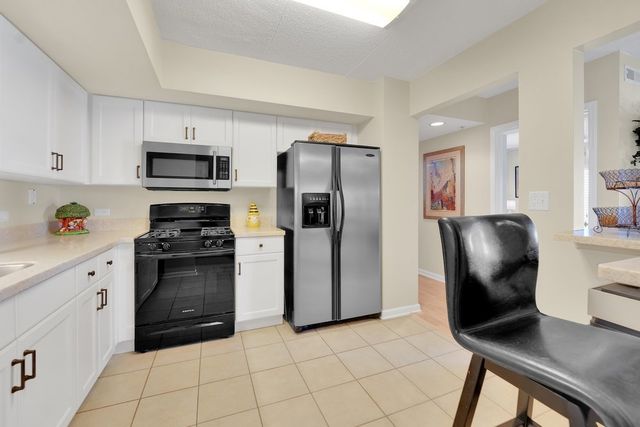 635 Perrie Drive 404, Elk Grove Village, IL 60007