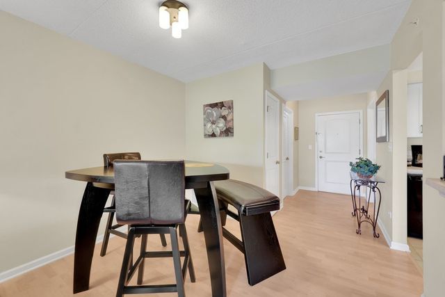 635 Perrie Drive 404, Elk Grove Village, IL 60007