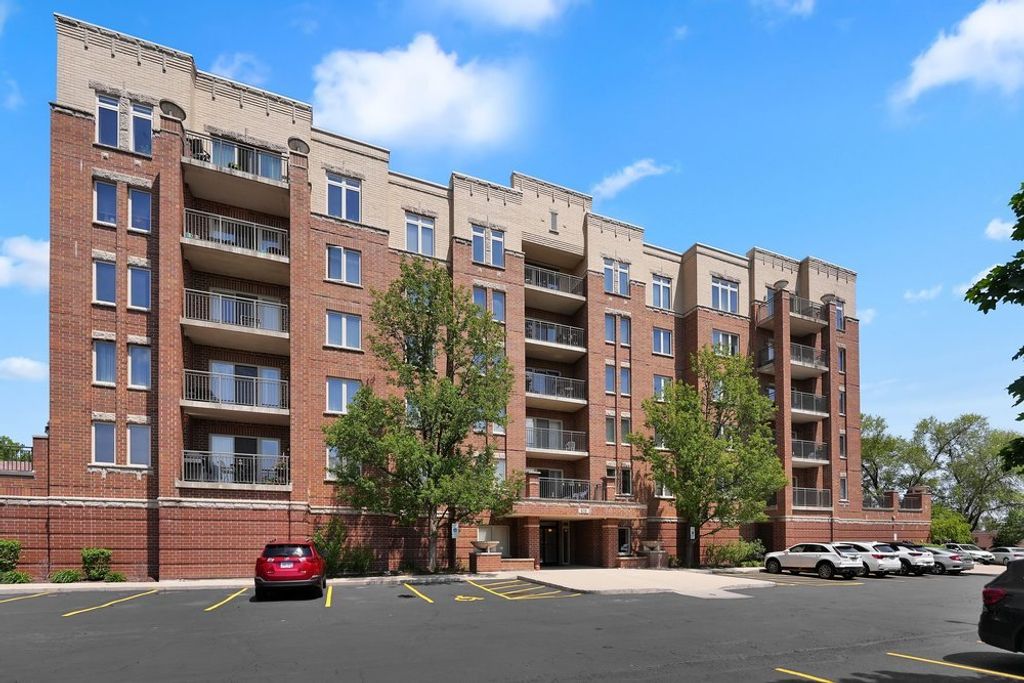 635 Perrie Drive 404, Elk Grove Village, IL 60007