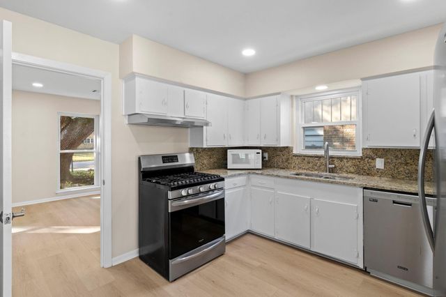 9610 Meadowglen Lane, Houston, TX 77063