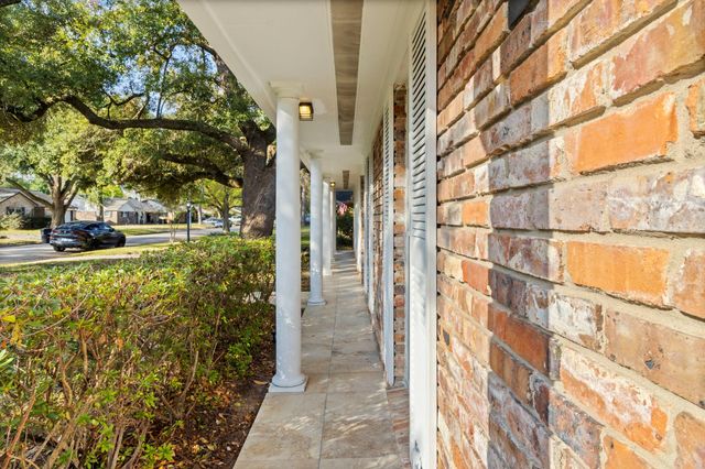 9610 Meadowglen Lane, Houston, TX 77063