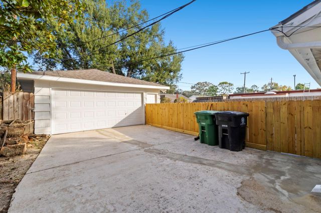 9610 Meadowglen Lane, Houston, TX 77063