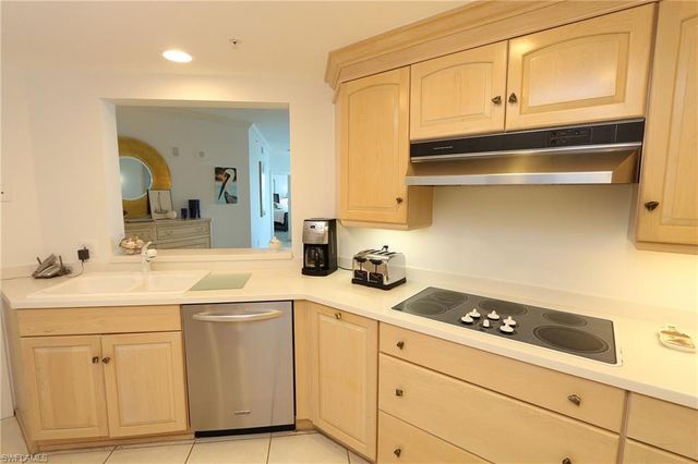 60 Seagate DR 805, Naples, FL 34103