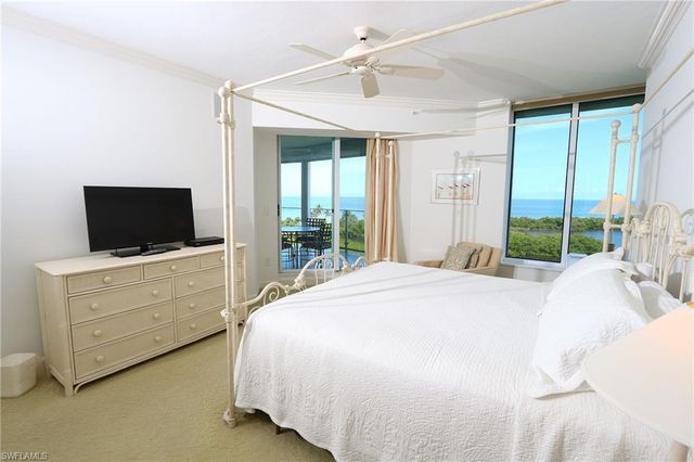 60 Seagate DR 805, Naples, FL 34103