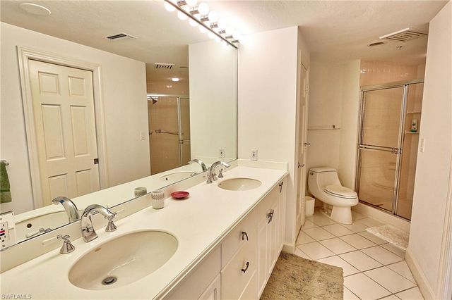 60 Seagate DR 805, Naples, FL 34103
