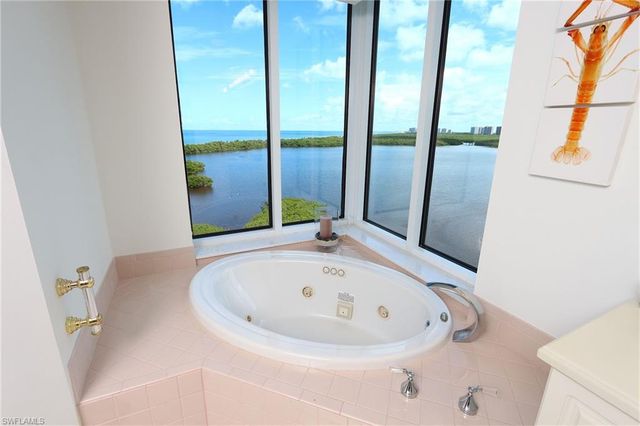 60 Seagate DR 805, Naples, FL 34103