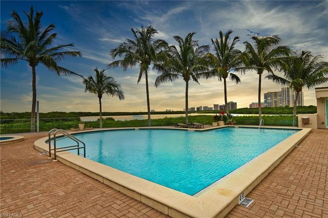 60 Seagate DR 805, Naples, FL 34103