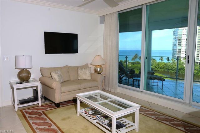 60 Seagate DR 805, Naples, FL 34103