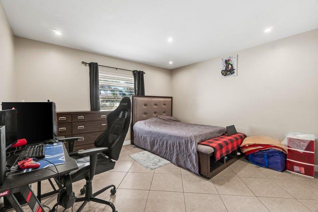 5734 Lincoln Circle E, Lake Worth, FL 33463