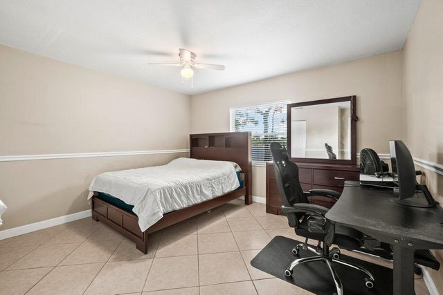 5734 Lincoln Circle E, Lake Worth, FL 33463