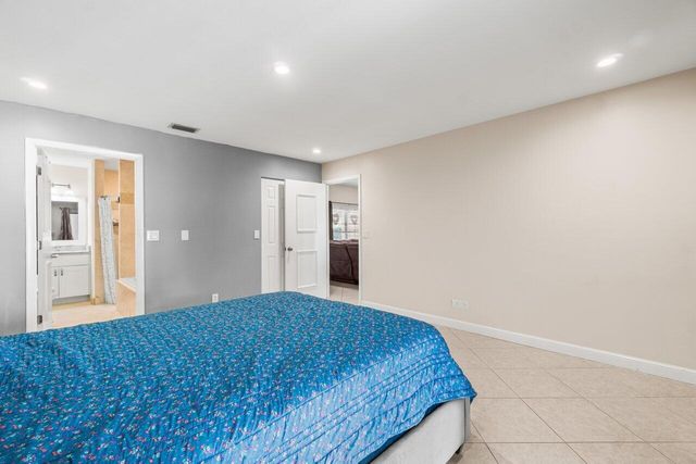 5734 Lincoln Circle E, Lake Worth, FL 33463