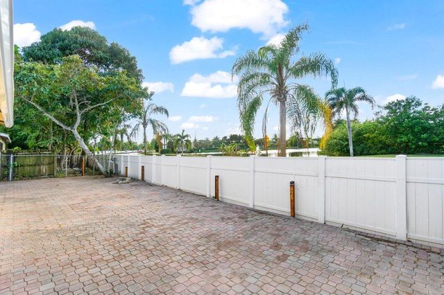 5734 Lincoln Circle E, Lake Worth, FL 33463