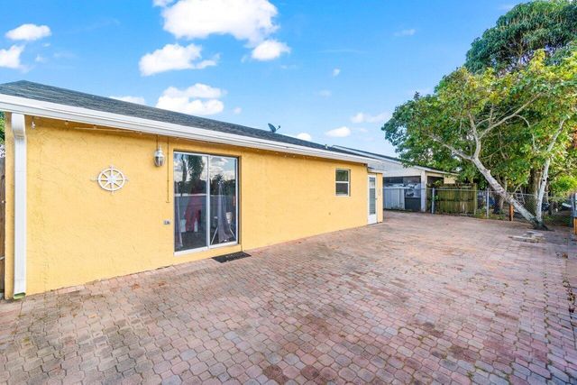 5734 Lincoln Circle E, Lake Worth, FL 33463