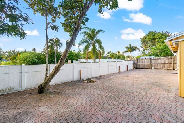 5734 Lincoln Circle E, Lake Worth, FL 33463
