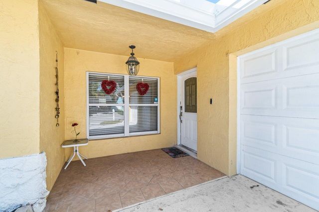 5734 Lincoln Circle E, Lake Worth, FL 33463