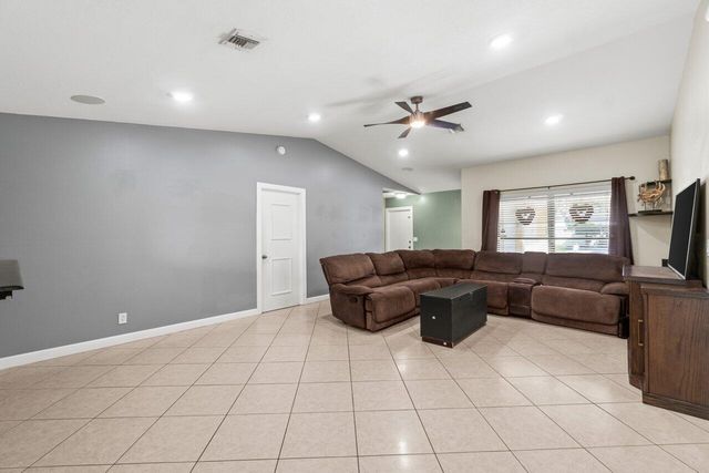 5734 Lincoln Circle E, Lake Worth, FL 33463