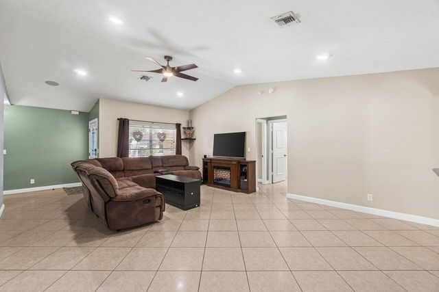 5734 Lincoln Circle E, Lake Worth, FL 33463