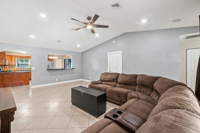 5734 Lincoln Circle E, Lake Worth, FL 33463