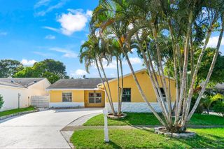 5734 Lincoln Circle E, Lake Worth, FL 33463