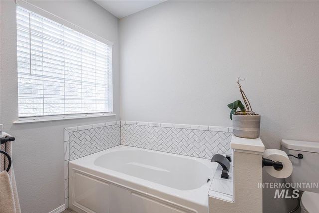 920 N Ashford, Nampa, ID 83687