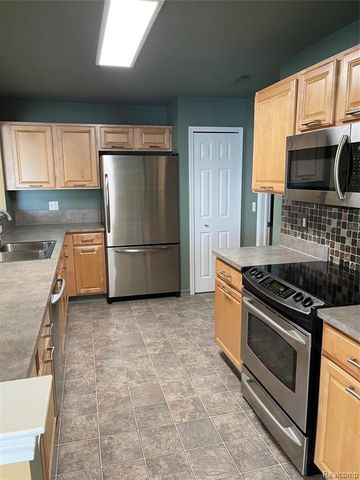 1905 Flagstone Circle, Rochester, MI 48307