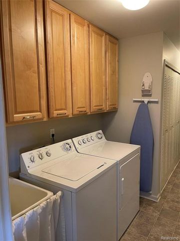 1905 Flagstone Circle, Rochester, MI 48307