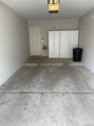 1905 Flagstone Circle, Rochester, MI 48307