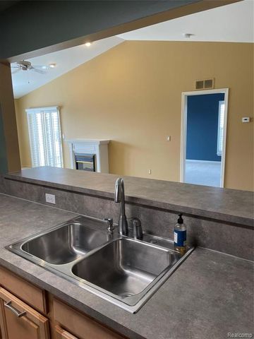 1905 Flagstone Circle, Rochester, MI 48307