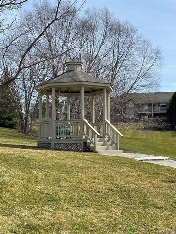 1905 Flagstone Circle, Rochester, MI 48307