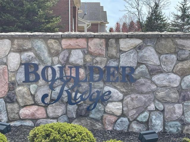 1905 Flagstone Circle, Rochester, MI 48307