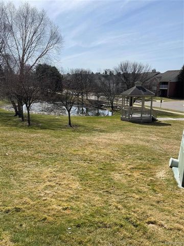 1905 Flagstone Circle, Rochester, MI 48307