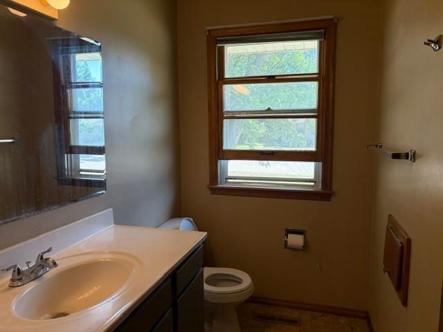 425 26th St NW, Minot, ND 58703