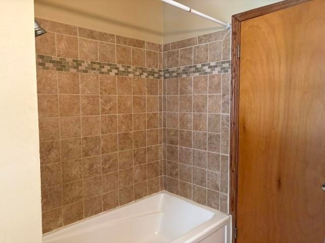 425 26th St NW, Minot, ND 58703