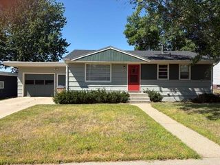 425 26th St NW, Minot, ND 58703