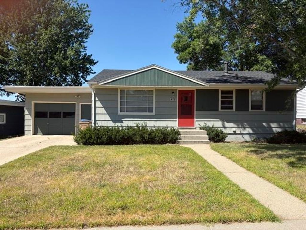 425 26th St NW, Minot, ND 58703