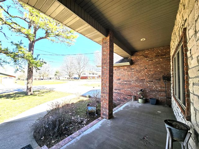 1414 E Smith Street, Springfield, MO 65803