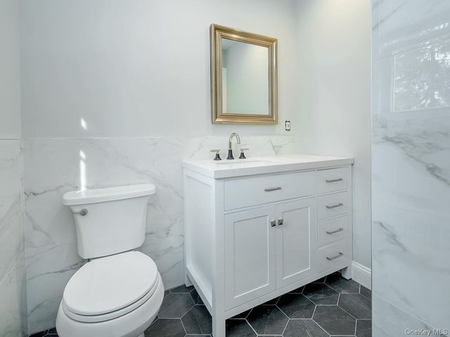 7 Kissam Lane, Glen Head, NY 11545