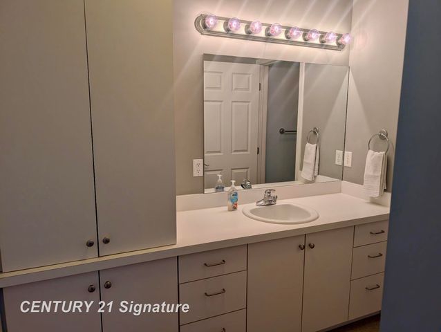 9 Sanctuary Way, Freeland, MI 48623