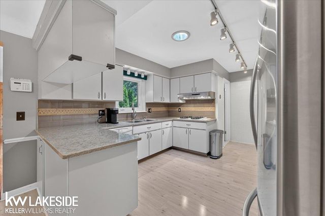 19427 Candlelight Drive, Roseville, MI 48066