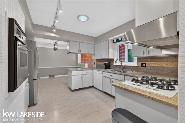 19427 Candlelight Drive, Roseville, MI 48066