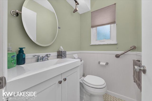 19427 Candlelight Drive, Roseville, MI 48066